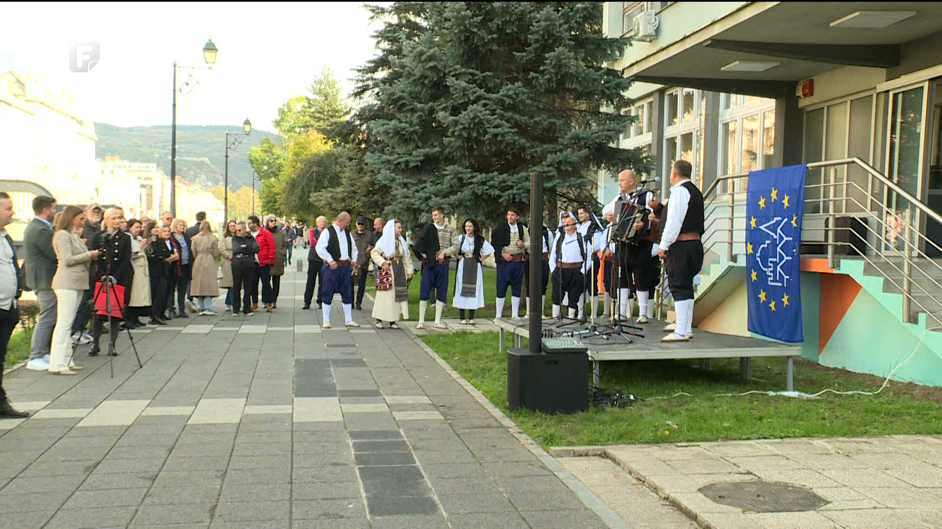 Performans Hrvatskog kulturno-umjetničkog društva Rodoč na sarajevskoj Obali Maka Dizdara